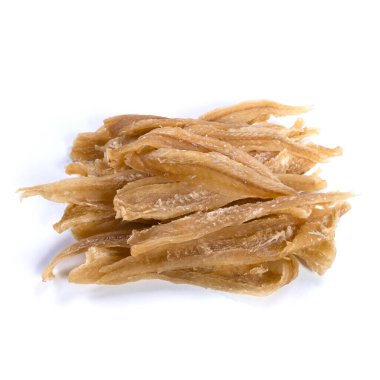 Biberli kurutulmuş balık çubuğu, beyaz arka planda izole edilmiş bira aperatifleri. Yüksek kalite fotoğraf