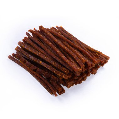 Biberli kurutulmuş balık çubuğu, beyaz arka planda izole edilmiş bira aperatifleri. Yüksek kalite fotoğraf