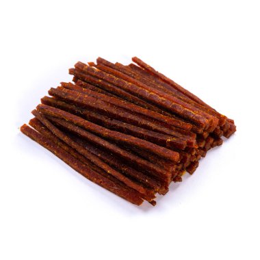 Biberli kurutulmuş balık çubuğu, beyaz arka planda izole edilmiş bira aperatifleri. Yüksek kalite fotoğraf