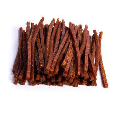 Biberli kurutulmuş balık çubuğu, beyaz arka planda izole edilmiş bira aperatifleri. Yüksek kalite fotoğraf