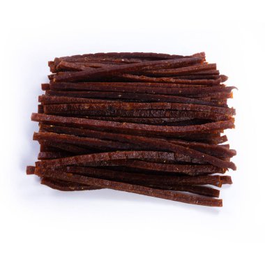 Biberli kurutulmuş balık çubuğu, beyaz arka planda izole edilmiş bira aperatifleri. Yüksek kalite fotoğraf