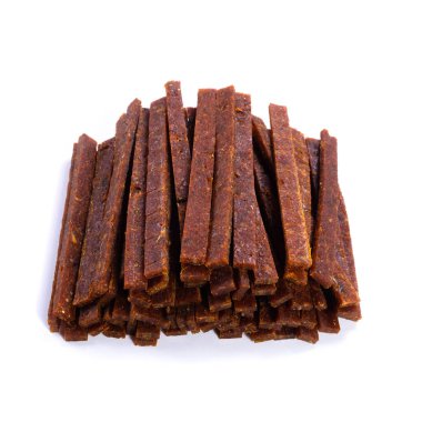 Biberli kurutulmuş balık çubuğu, beyaz arka planda izole edilmiş bira aperatifleri. Yüksek kalite fotoğraf