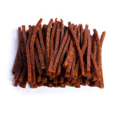 Biberli kurutulmuş balık çubuğu, beyaz arka planda izole edilmiş bira aperatifleri. Yüksek kalite fotoğraf