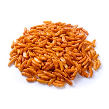 Beyaz arka planda izole edilmiş bira krakerleri. Yüksek kalite fotoğraf