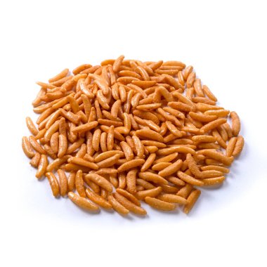 Beyaz arka planda izole edilmiş bira krakerleri. Yüksek kalite fotoğraf