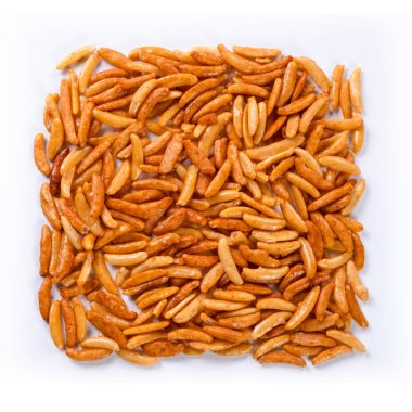 Beyaz arka planda izole edilmiş bira krakerleri. Yüksek kalite fotoğraf