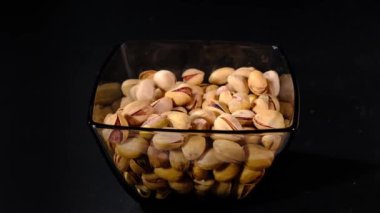 Cam kasede tuzlu şam fıstığı. Yüksek kaliteli FullHD görüntüler