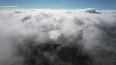 Bulutlar mavi gökyüzünde yüzer. Yüksek kalite 4k görüntü