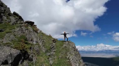 Uçurumun kenarında duran bir adam. Yüksek kalite 4k görüntü
