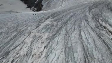 Beyaz buzullu İHA kamera arkaplanı. Yüksek kalite 4k drone görüntüsü