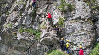 İnsanlar yeşil uçuruma tırmanıyor. Yüksek kalite 4k görüntü