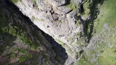 İnsanlar yeşil uçuruma tırmanıyor. Yüksek kalite 4k görüntü