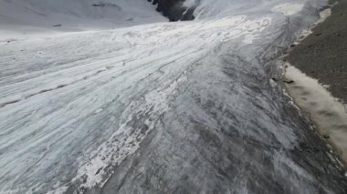 Beyaz buzullu İHA kamera arkaplanı. Yüksek kalite 4k drone görüntüsü