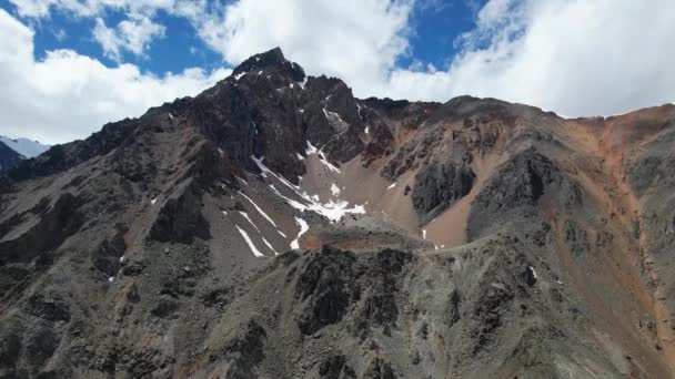 Montaña Gran Altitud Con Nieve Nubes Imágenes Drones Alta Calidad — Vídeo de stock