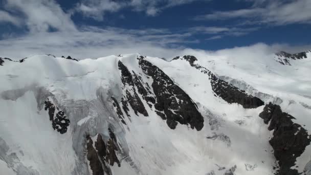 Montanha Alta Altitude Com Neve Nuvens Imagens Drones Rotativos Alta — Vídeo de Stock