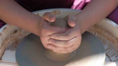 Potter iş yerinde. Yakın çekim. Yüksek kalite 4k görüntü