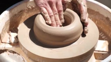 Potter iş yerinde. Yakın çekim. Yüksek kalite 4k görüntü