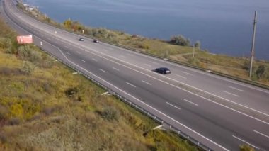 Havadan görünümü. Boğazın uzun köprüden. Karayolu boyunca deniz