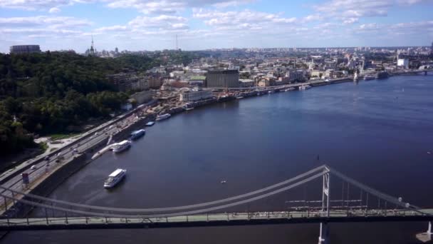 Вид с воздуха. Мост через реку Днепр. Киев. Украина — стоковое видео