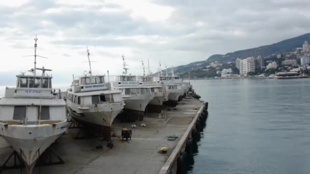 Vista aérea. Naves en las reservas. Vista desde el agua . — Vídeos de Stock