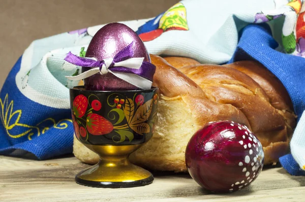 Пасхальное яйцо и пасхальный торт — стоковое фото