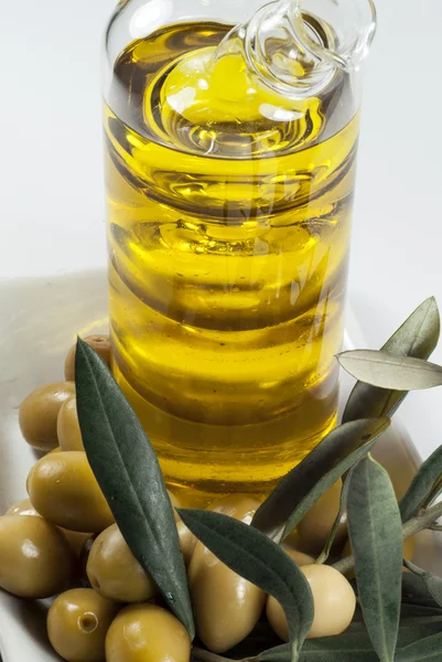 Oliva, Aceite de oliva sobre fondo blanco — Foto de Stock