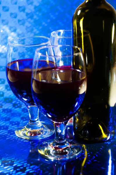 Вино и бутылка вина — стоковое фото
