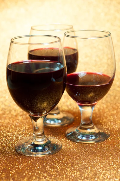 Вино и бокал вина — стоковое фото