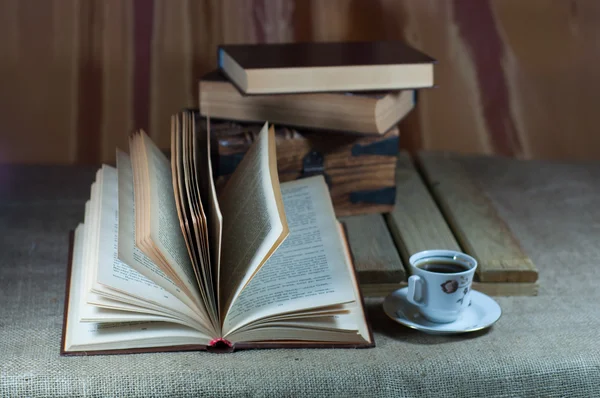 kitap ve fincan kahve açmak