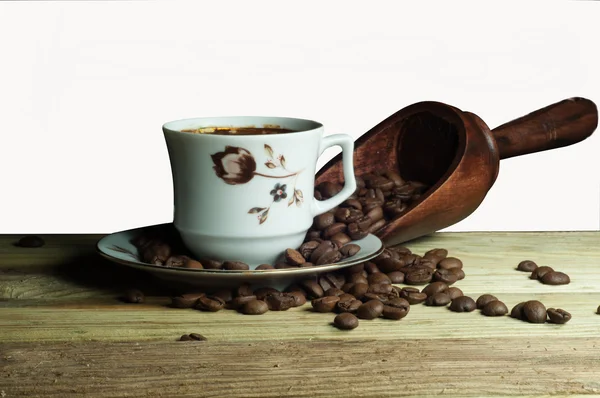 Une tasse de café et cuillère en bois isolé sur blanc — Photo