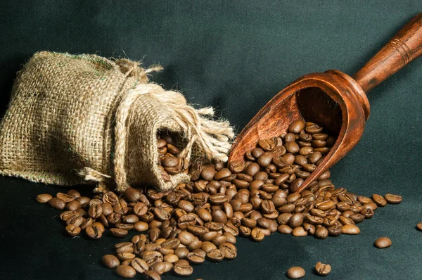 Kávová zrna a dřevěné lžíce — Stock fotografie