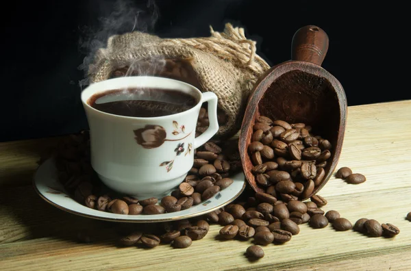 Une tasse de café et cuillère en bois — Photo