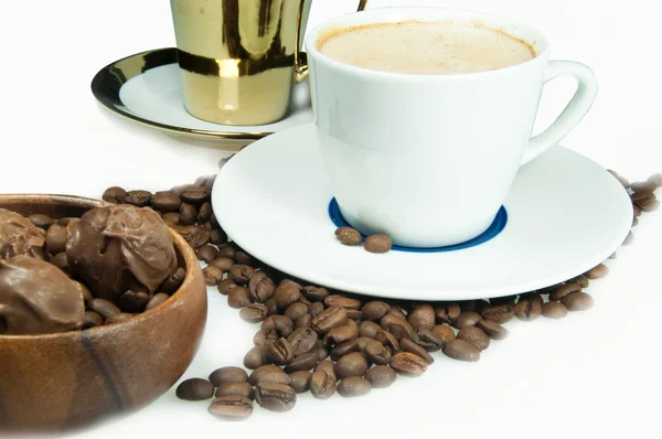 Tasse Kaffee und Kaffeebohnen — Stockfoto