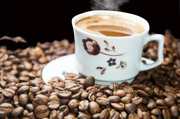 Uma xícara de café e café — Fotografia de Stock