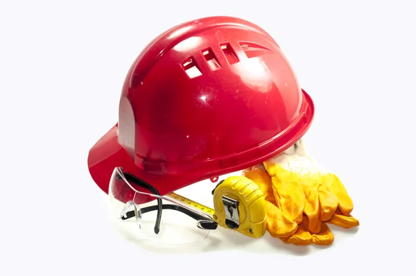 Kırmızı kask ve üzerinde beyaz izole geçiş ücretleri