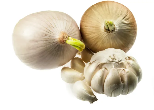 Patates, soğan, sarımsak üzerinde beyaz izole — Stok fotoğraf