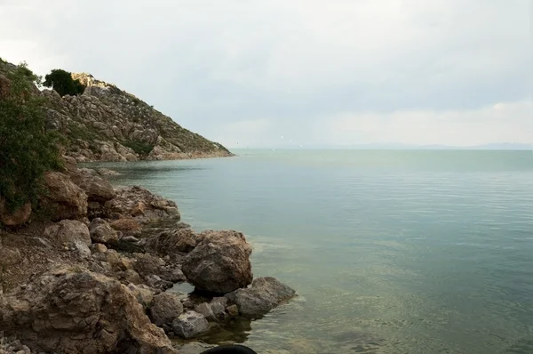 Скалы на берегу озера — стоковое фото