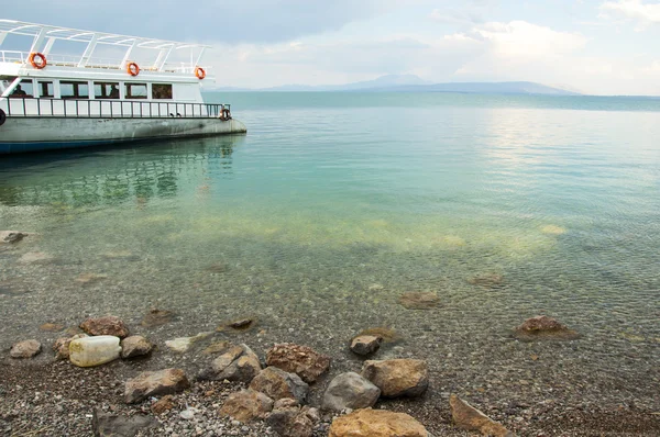 View of the passenger ship from the island of Akdamar — Stock Photo, Image