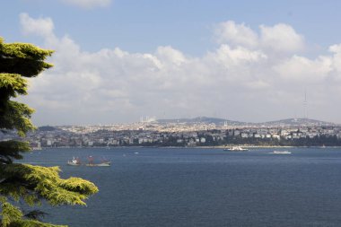 Boğaz manzarası var. İstanbul şehrinin konumu