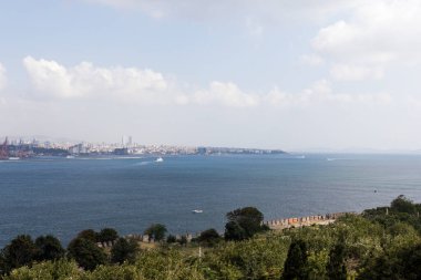 Boğaz manzarası var. İstanbul şehrinin konumu