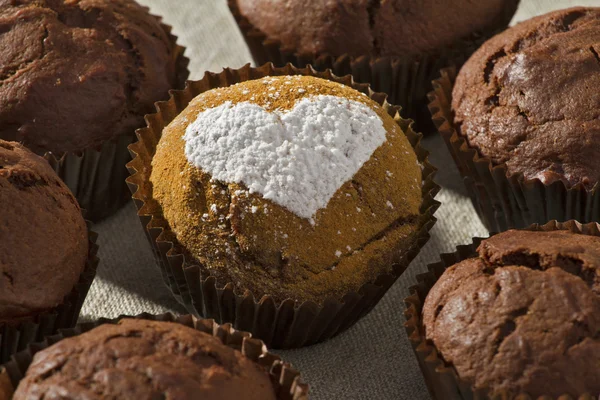 Csokoládé muffin por cukor szív alakú — Stock Fotó