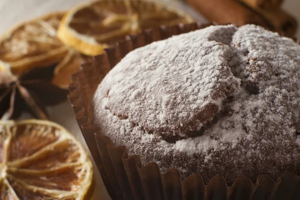 pudra şekeri çikolatalı muffin yakın çekim