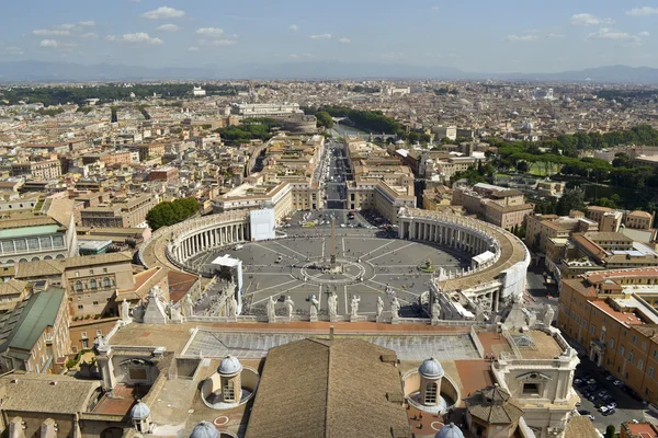 Roma, Itália. Famosa Praça de São Pedro no Vaticano e vista aérea da cidade . — Fotografia de Stock