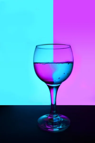 Reflektion i glas vatten. — Stockfoto