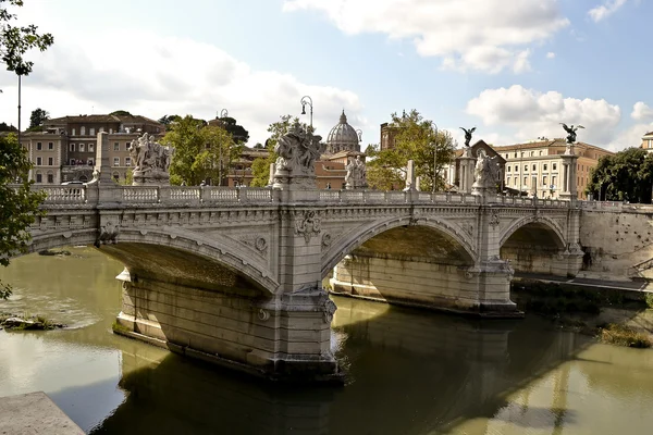 Мост Сан-Анджело со статуями Бернини, Рим, Италия — стоковое фото