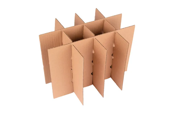 Karton şebeke ya da hücre sapkınları, cam şişe ambalajı ve beyaz üzerinde izole edilmiş ulaşım için paket. Ayarlanabilir karton saptırıcı geri dönüştürülmüş bükülmüş kartonla yapılmış. Seçici odak