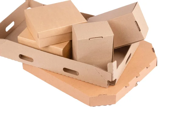 Diferentes tipos de cajas de cartón aisladas en blanco. Cajas de cartón para almacenar frutas u otros productos, cajas de regalo, cajas de pizza para su presentación o sitio web. Concepto de embalaje sostenible —  Fotos de Stock