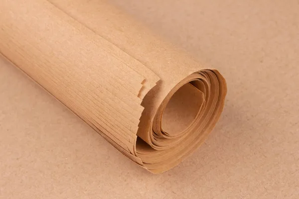 Kahverengi Kraft kağıt rulo. Eşya ya ya da hediye paketlemek için çevre dostu kağıt çarşaflar. Sürdürülebilir ambalaj kavramı — Stok fotoğraf