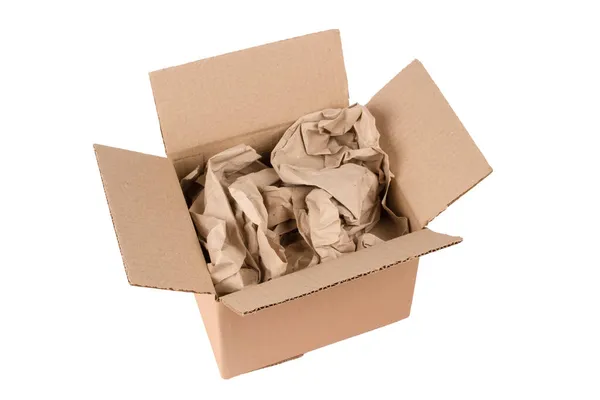 Caixa de papelão quadrada com papel de enchimento reciclado isolado em branco. Caixa de papelão com enchimento de papel dentro para armazenamento ou transporte para sua apresentação ou site. Conceito de embalagem sustentável — Fotografia de Stock