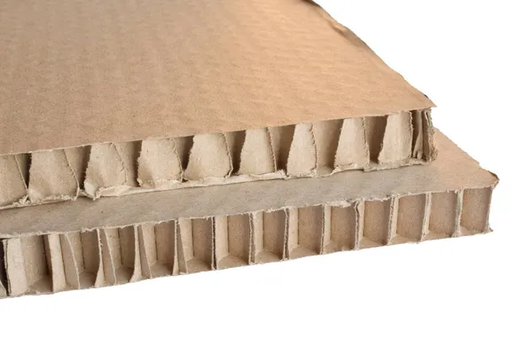 Φύλλα από κυψελωτό χαρτόνι που χρησιμοποιούνται για συσκευασία, κατασκευή και κατασκευή. Οικολογικά χάρτινα πάνελ που απομονώνονται σε λευκό. Επιλεκτική εστίαση — Φωτογραφία Αρχείου